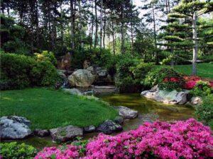 Jardín de Azaleas y estanque en Japón.