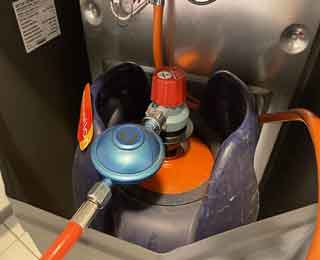 Conexión de un reductor de presión de gas alemán en una bombona española. Amazon.