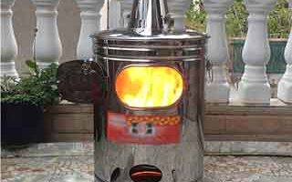 Incinerador de acero inoxidable, con chimenea para humos y cubeta para cenizas. Plantas en Galicia y Amazon.