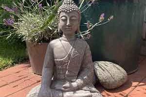 Imagen de Buda para el jardín. Estatua de Buda de imitación a piedra.