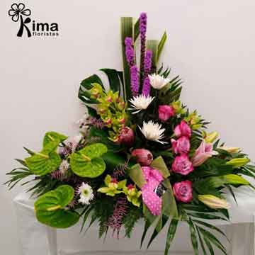 Kima Floristas. Floristería a domicilio en Lugo con centros funerarios elaborados con flores naturales muy especiales.