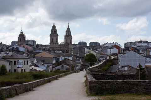 Paseo de la Muralla de Lugo y Catedral.