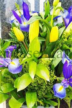 Ramo de flores frescas en el cementerio.@plantasengalicia y las floristerías funerarias en A Coruña.