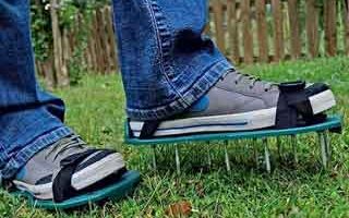 Zapato aireador de césped, en Amazon.